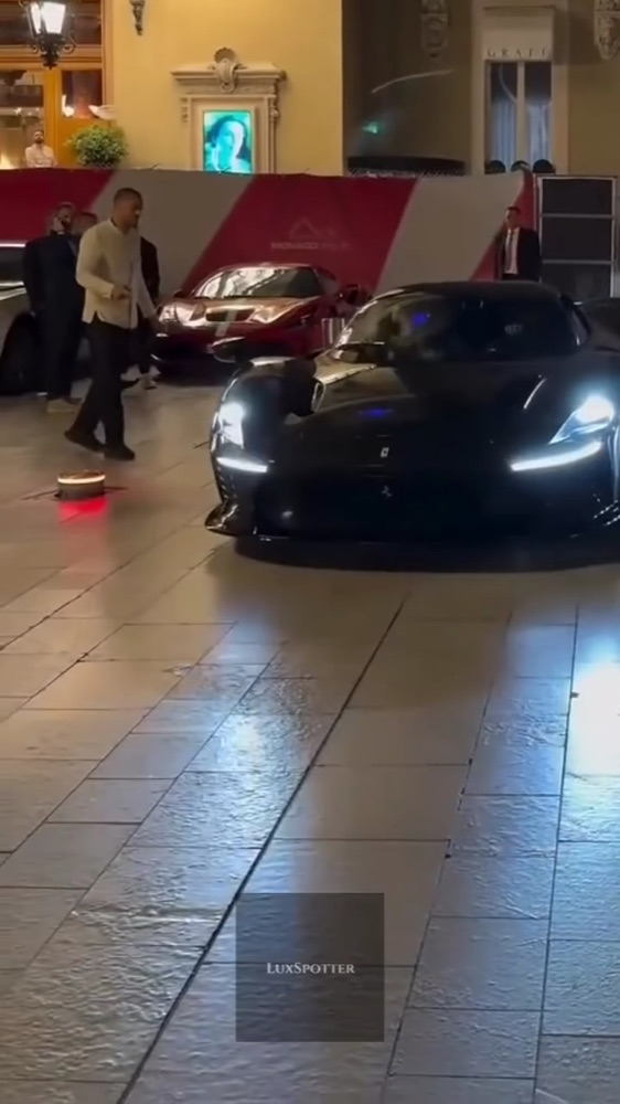 Ferrari Daytona bij nacht voor het casino