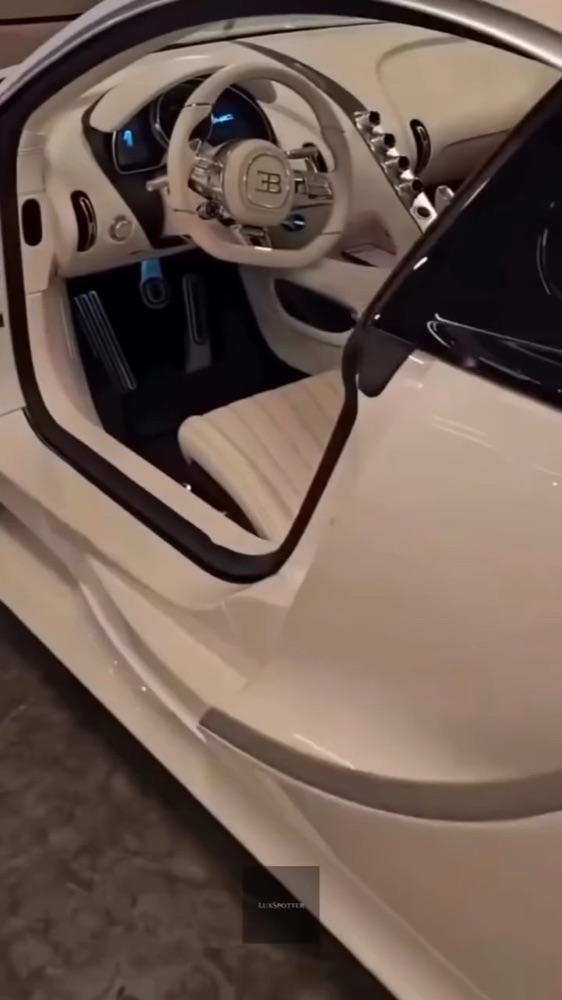 Wit Bugatti Chiron-interieur