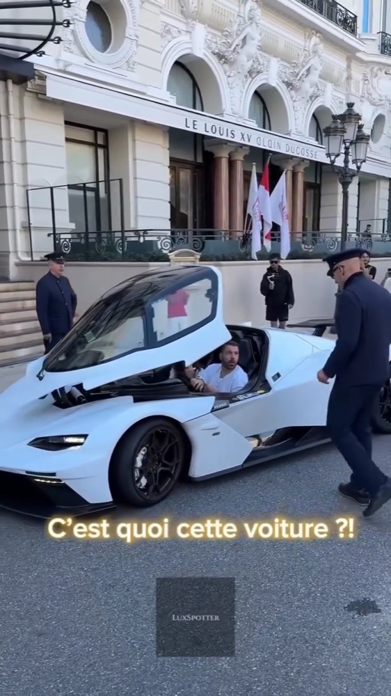 KTM X-BOW met valet bij nacht